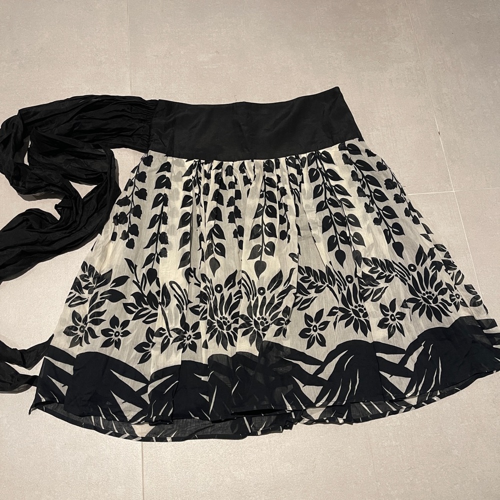 Zara women size small black and white floral basic 70% cotton 30% silk skirt